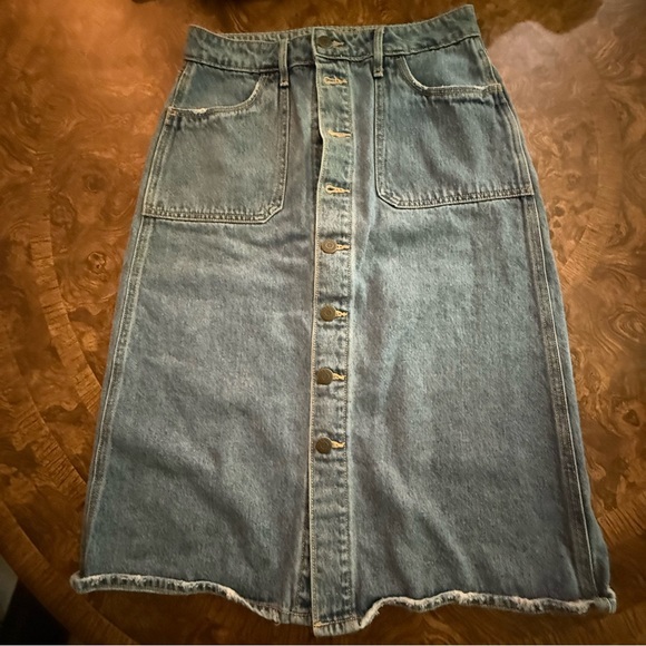 Old Navy Dresses & Skirts - Old Navy Denim Button-Front Midi Skirt EUC Sz 2
